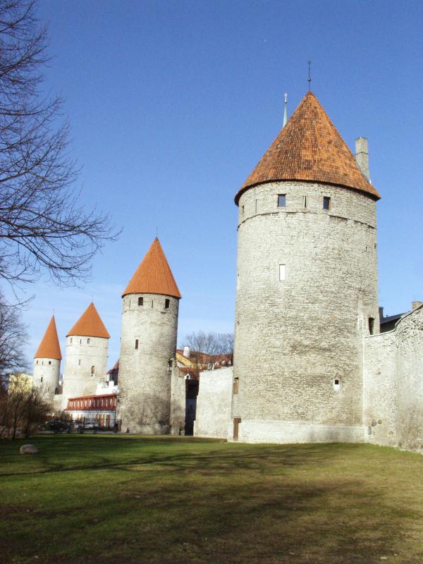File:Tallinn_linnamüür Tronide väljakul.jpg